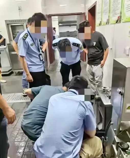 太恶心了！浙江余姚，一家长在学校食堂陪孩子就餐时，竟意外在后厨发现了“活蛆”，当