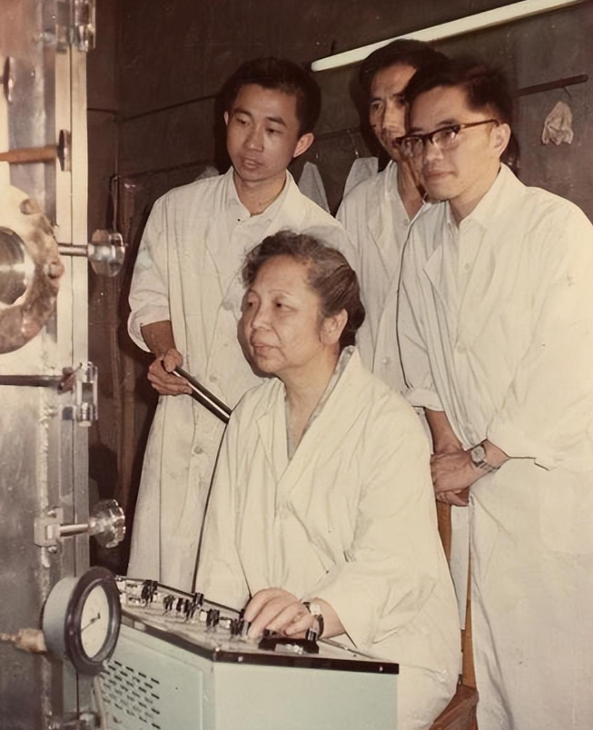 1957年，美国海关私吞了中国女人行李箱里面的6800美金，她却开心地笑了。殊不