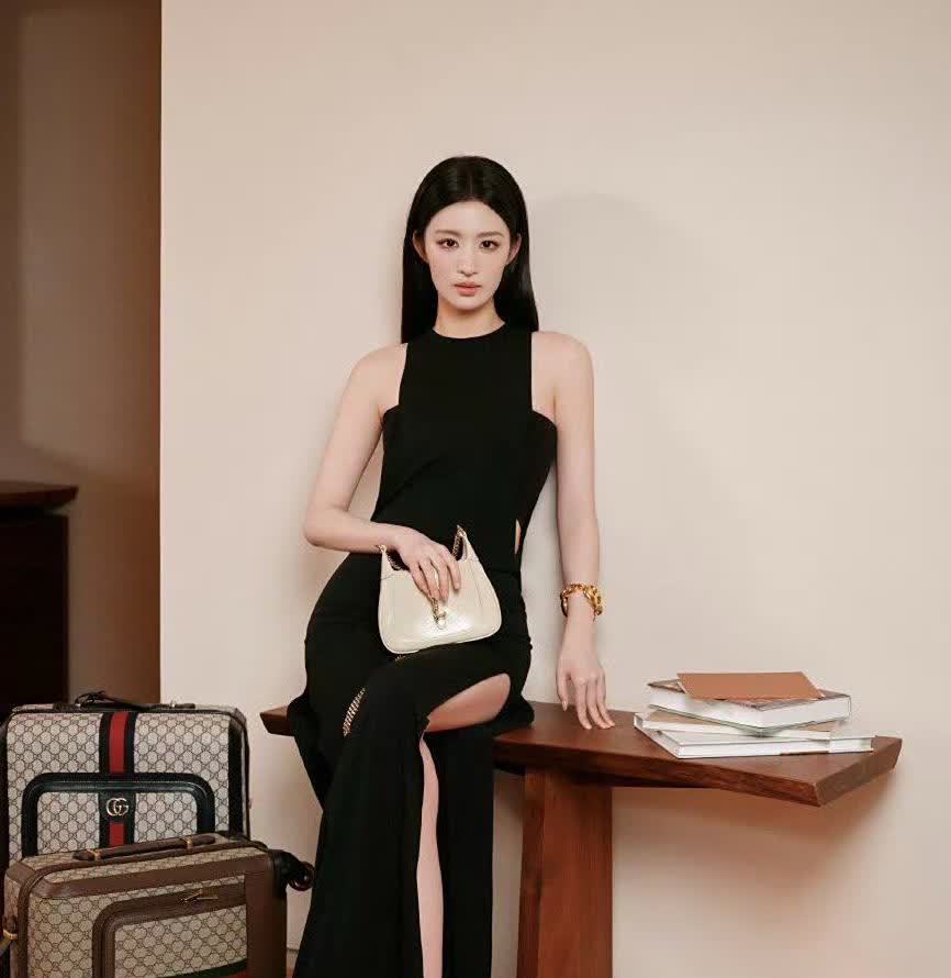 王楚然一袭黑色开衩连衣裙，这完美的身材曲线线条感是真“撩人”
