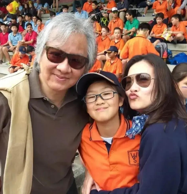 陈慧珊被梁锦松抛弃后，嫁给了大她11岁的钟家鸿！

当年梁锦松开着保时捷送玫瑰的