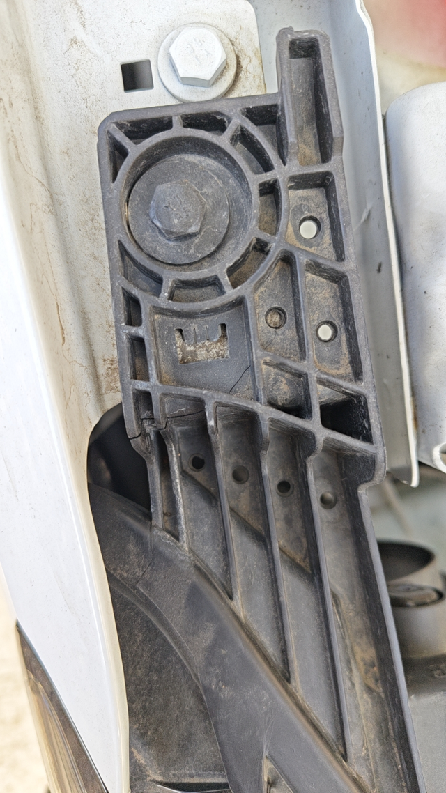 大灯支架开裂
你们有没有这种情况啊？算不算质量问题？