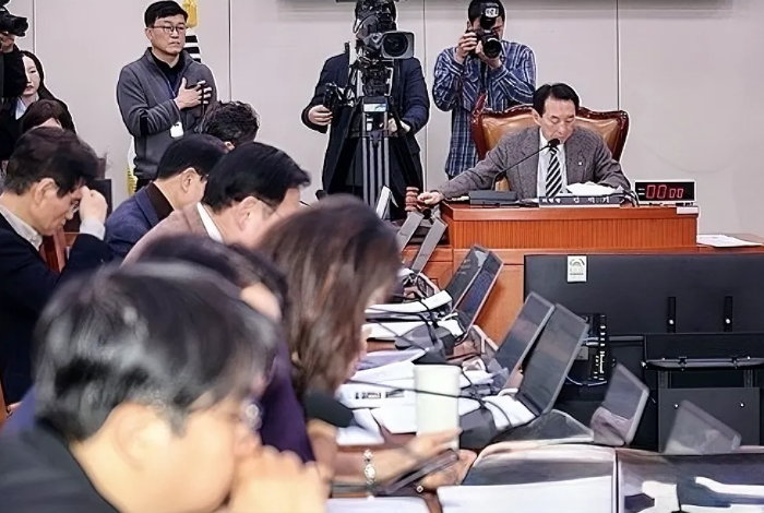 韩国向美国低头
韩国多次向美国请求关税豁免，但美国一直不为所动。面对这一困境，韩