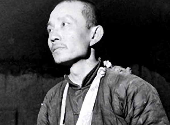 1943年，新四军团长汤景延叛变，打死3名新四军战士后，带着600多人投靠日军，