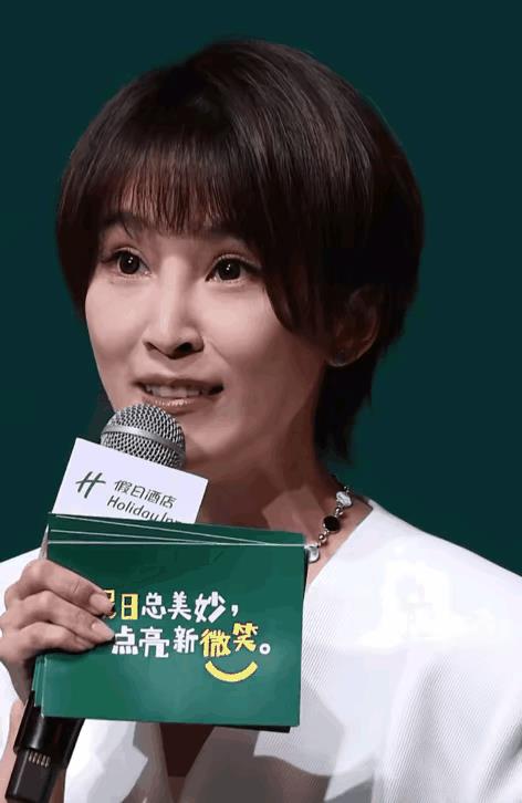谢楠这鼻子山根老高
多漂亮的一个姑娘啊
快给自己整残了
再好的刀创药
也不如不拉