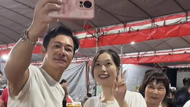 知名港星回乡参加婚宴，与乡亲父老合照无架子，被指变宴席布景板
