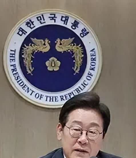 韩国总统李在明放着中国 9 月 3 日的阅兵不去，官方说 8、9 月日程太满。可