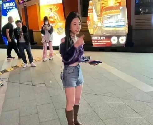 6年前，她和刘宇宁同为网红闯娱乐圈，现在刘宇宁成功了，冯提莫却已经回到原地了。