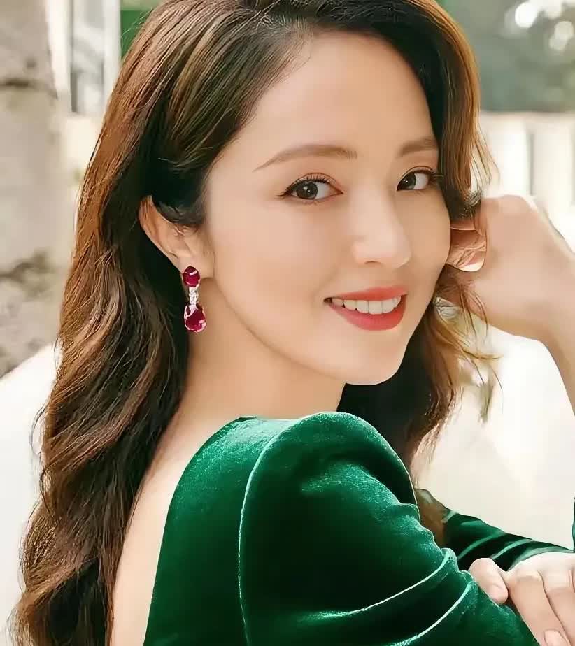 董璇现在估计在家里郁闷呢
本以为她的官宣二婚会赢得大家的祝福
没想到，却是全