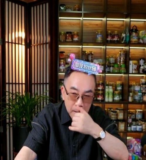 郭德纲教会了杨议一个道理。

杨议直播称：我以前觉得班主说的相声真好，但有些同行