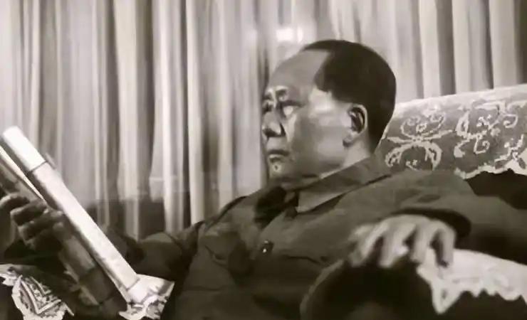 胡乔木说，毛主席对日本一直十分警惕，并怀有深深地戒备之心。他曾与舒同笑言，小日本