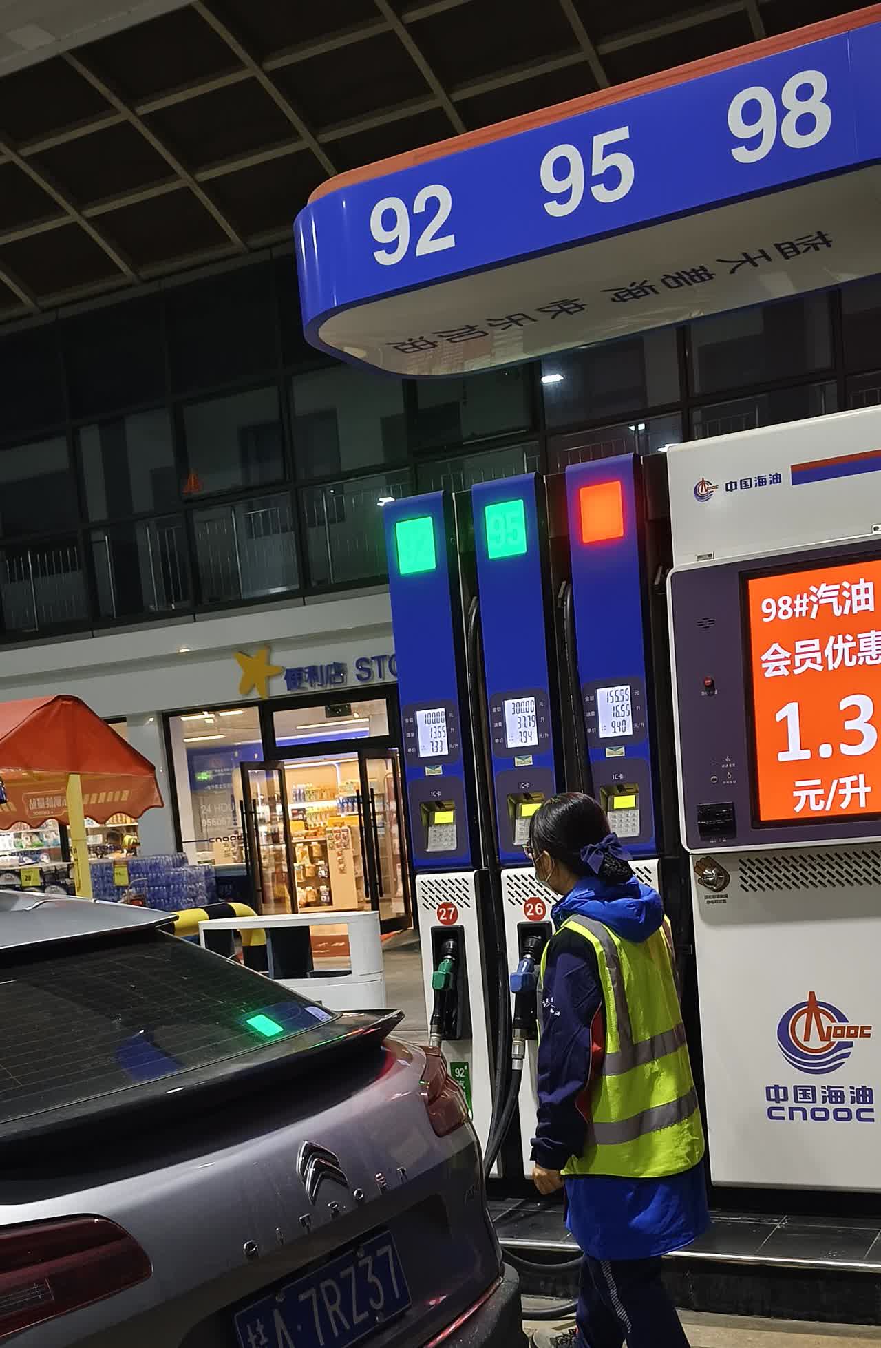 虽然凡尔赛不挑吃，92就可以，不过我平时都给他加95。也没有注意到有什么特别不一