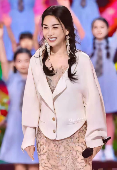 我的妈呀！这是那英吗？怎么比年轻时还美
这是越活越出彩的节奏啊，要学的就是这股子