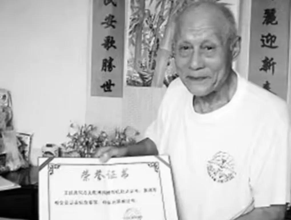 1983年，已经63岁的王延周被派去给县领导倒水，领导意外地发现，这老人的气质不
