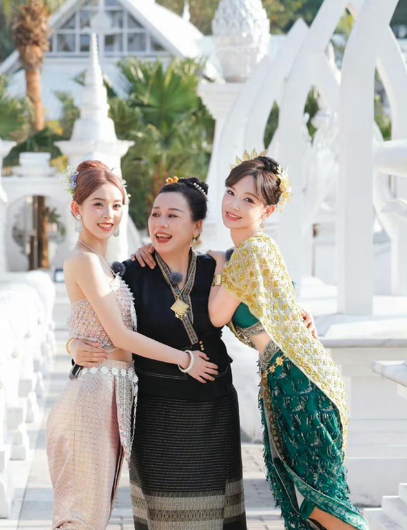 程潇带妈妈妹妹上综艺，不知道为啥，总感觉她妈妈和妹妹更亲一些
肢体语言骗不了人，