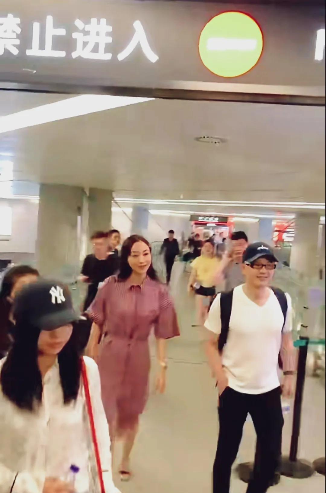 韩雪机场亮相，红色竖条纹连衣裙，简单又时尚！气质优雅温婉，一路走着与网友亲切交谈