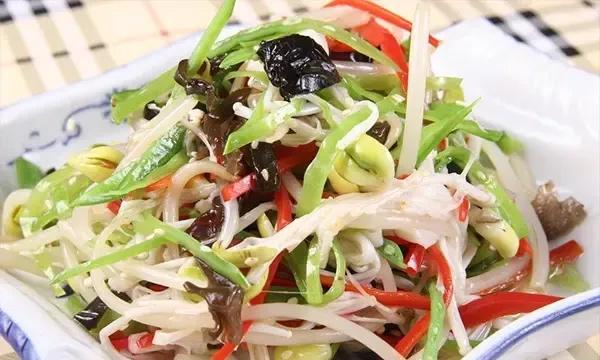 早晨有点饿了，琢磨琢磨早餐，凉拌菜，大米粥，一个豆包，非常有食欲，还是没有吃饱[