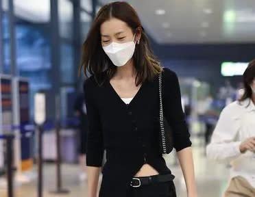 哇塞！刘雯机场私服太会搭，黑色短上衣配高腰裤，休闲时尚超有气场