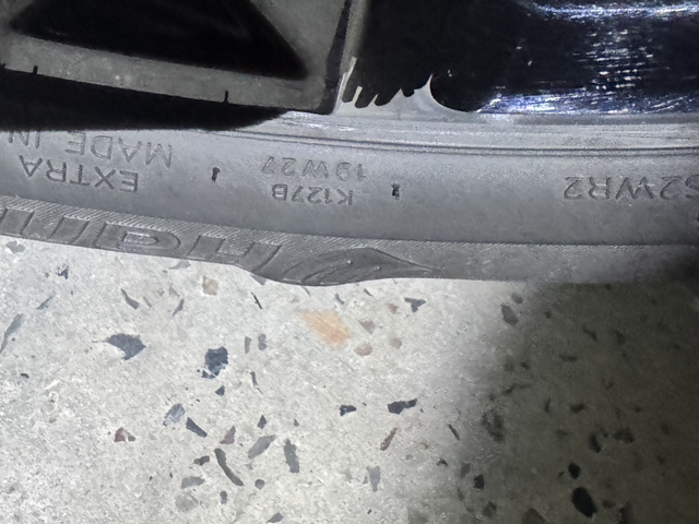 325i换轮胎
开了不到一年，昨天发现后轮有鼓包，这个破韩泰还真贵啊，985一条