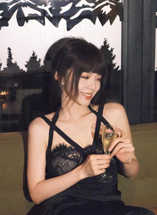 余霜的氛围感妆容，nice！