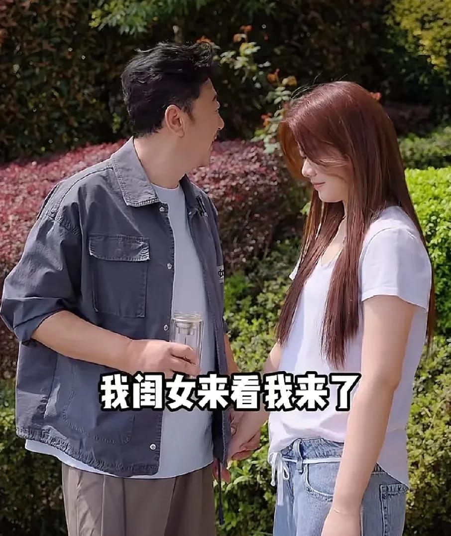 郭涛女儿远远看过去像个女大学生
可实际上14岁的她还是初中生
为何这么小却会显得
