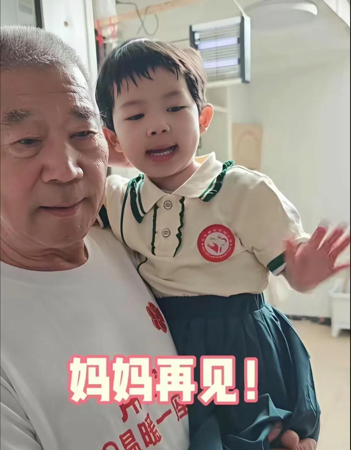 不得不说，小天赐的妈妈的确很耐人寻味！将近70高龄生下女儿，却看到她和女儿很冷漠