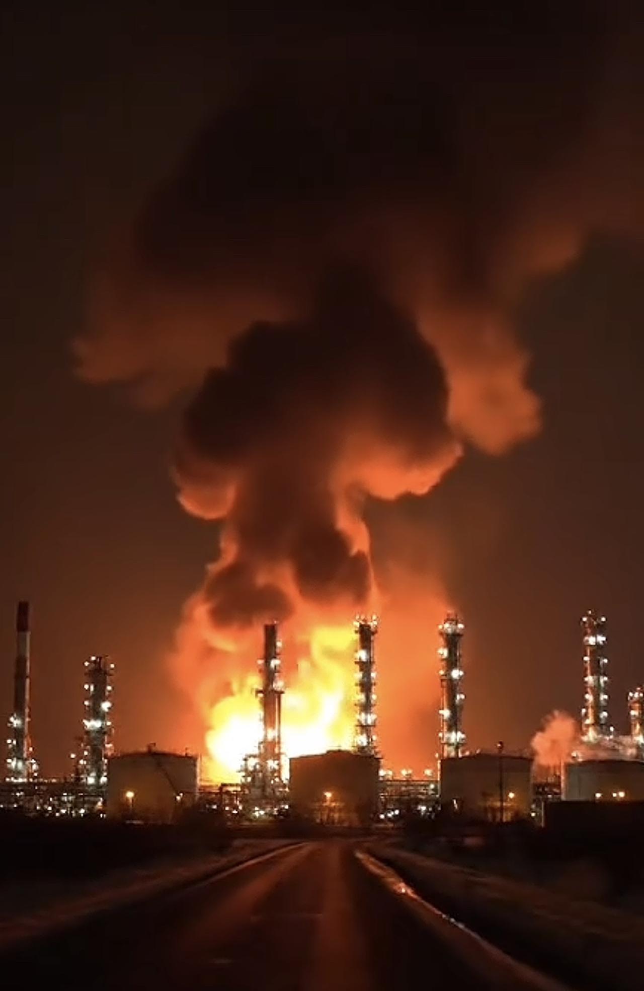 俄罗斯的炼油厂爆炸了，火正是乌克兰放的！
乌克兰的无人机又“吃鸡”了，这一次目标