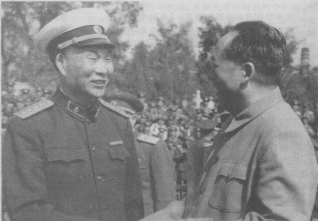 1934年1月6日，在中央苏区首府瑞金县的叶坪广场，有一场审判。周总理按照程序宣