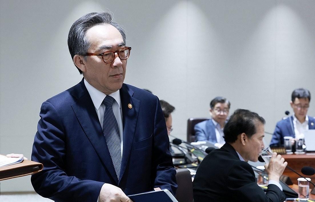 韩国内乱特检组于19日传唤前外交部长官赵兑烈。特检组当天通过媒体公告称“正对赵前