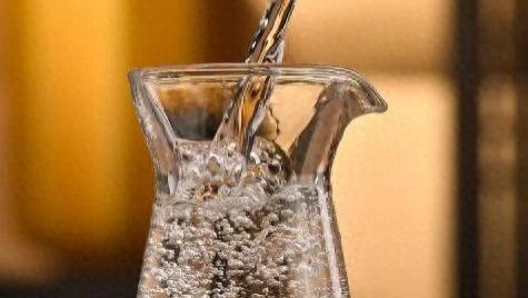 普通白酒存放10年后还能喝吗？酿酒师揭秘关键要点