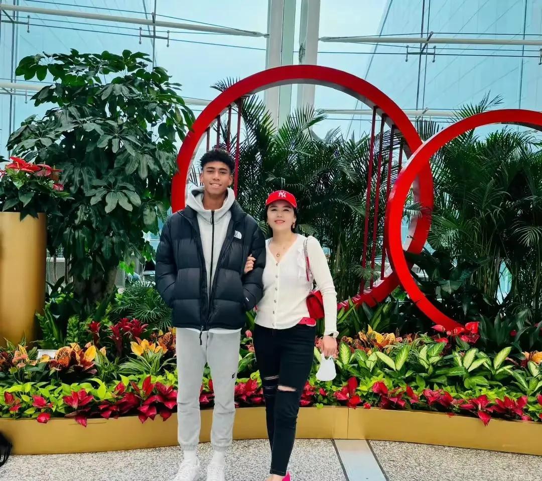 张洪福和他妈妈两人的合照，都挺高，小伙子1米9，他妈也得1米7左右。
小伙子球踢