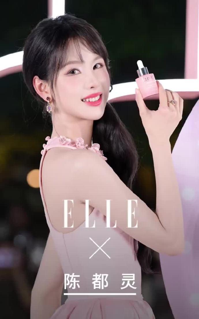 #陈都灵白色羊绒针织衫造型# ELLE镜头下的嘟嘟温柔又高级，一起期待演员陈都灵