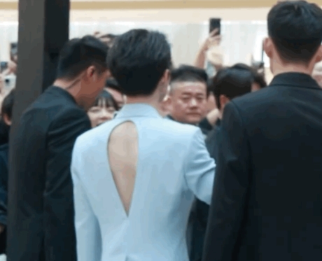 当男明星爱上露背装[机智][机智]
来看檀健次，张新成王安宇活动中的露背装[机智