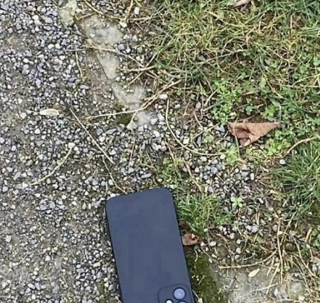 前一陈子我朋友运气爆棚，居然捡到一部苹果手机，估计最少能值6000元。
他爱不释