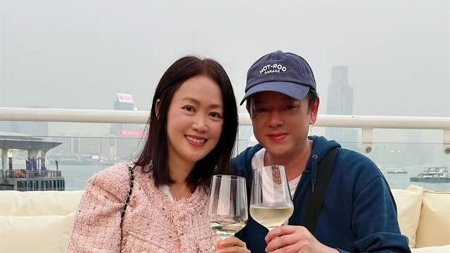秀恩爱！TVB男星与港姐妻子享受烛光晚餐，结婚25年将其捧在手心