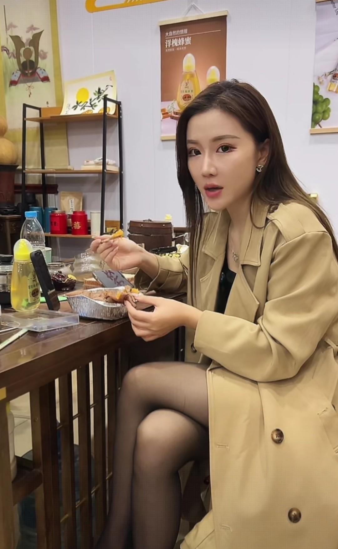 昨天下午在杨二狗的直播间，二狗的贤内助哇噻女孩霞霞，穿黑色丝袜了，人家真的是玩得