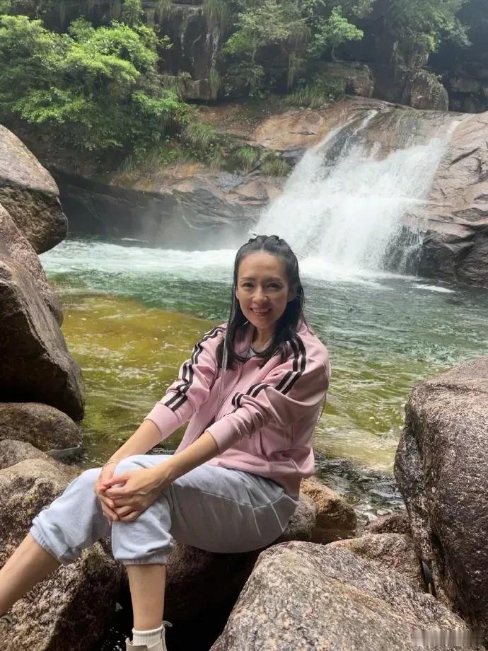 看吧，章子怡要是没有了化妆摄影团队，去旅游拍出来的照片也不过如此，明显的老态，气