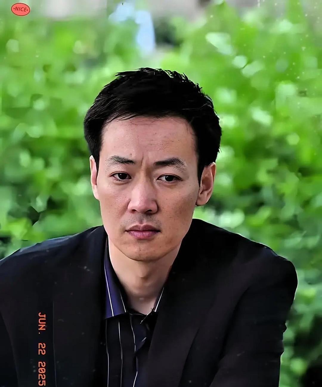 爱是刻在骨子里，
藏都藏不住。
爱藏进习惯里，
才是最戳心的深情。
辛柏青说妻子