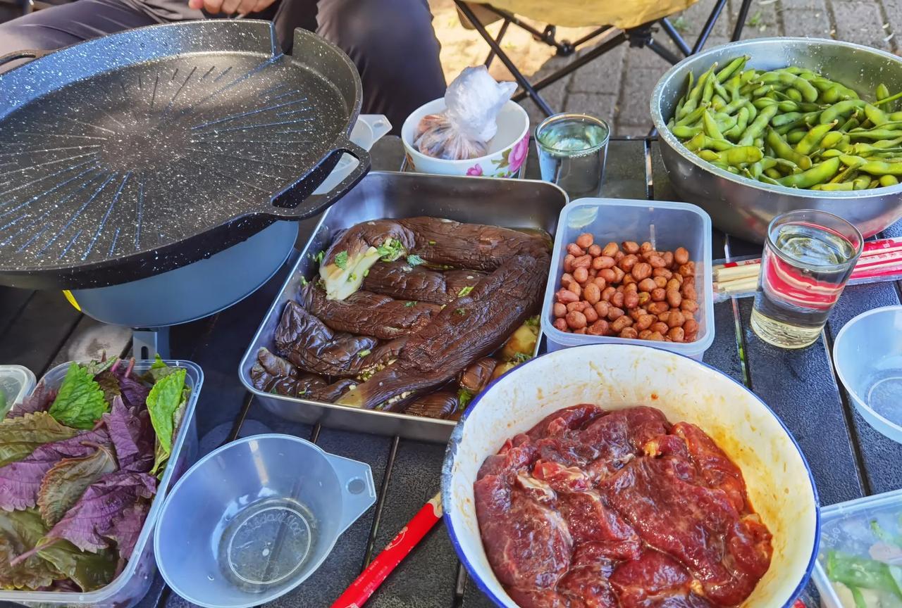 我今年55岁，老公53，我觉得中年夫妻把日子过得稳当才是硬道理。
一路走来千辛万