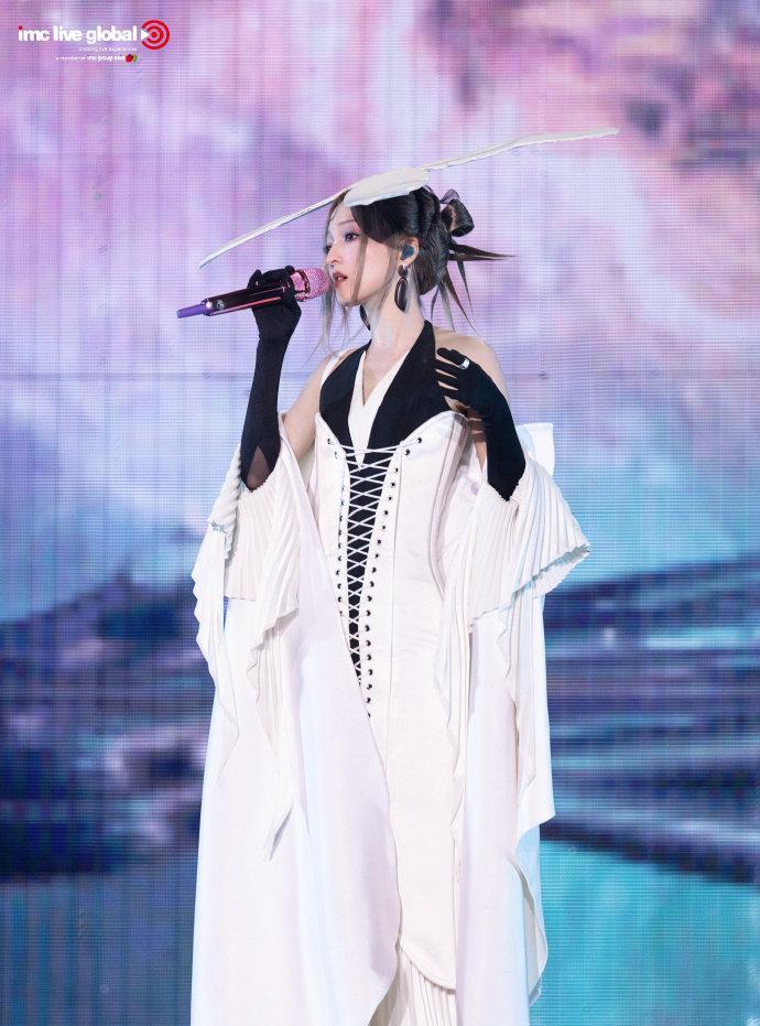 #张韶涵这一秒完全主人级别#
别人是复制粘贴，你是手写的诗。[鲜花#张韶涵#