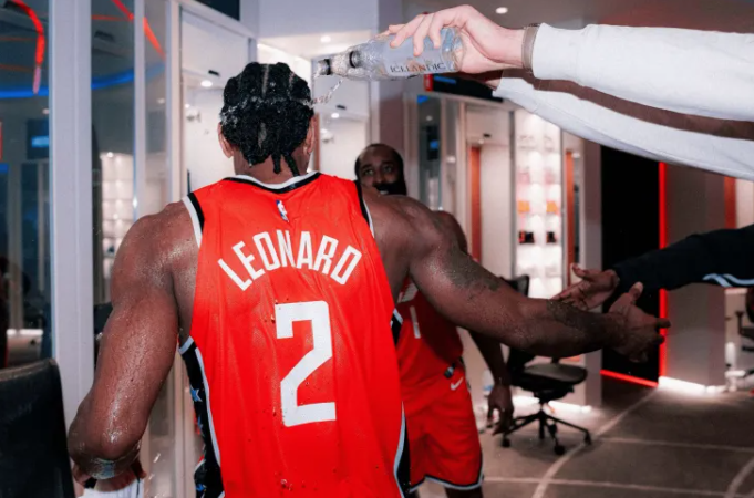 NBA常规赛，快船112-99战胜活塞。
全场比赛，伦纳德26中17，三分10中