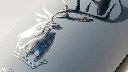 酒类不干胶标签定制：击凸压纹+防晒耐磨工艺核心指南