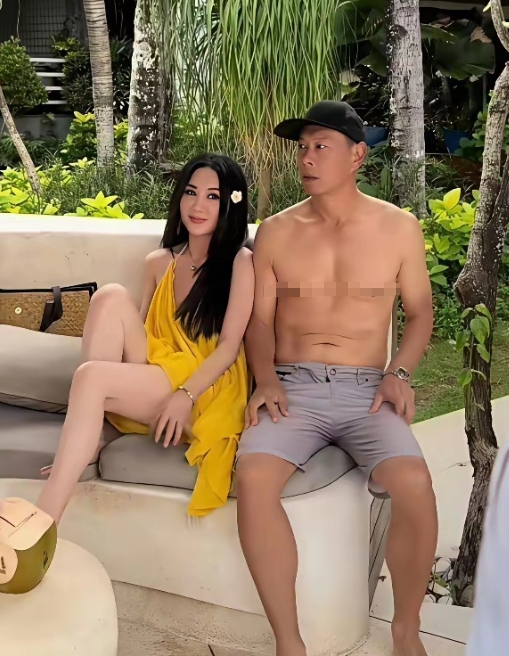 温碧霞年近六十还宛如少女，穿短裙露背装，披肩长发尽显幸福模样，妥妥被老公宠成公主