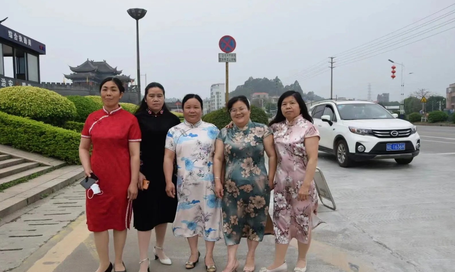 我发现女人过了40岁基本上就是废了，就算穿上龙袍也不好看了，身才不玉立了，皮肤也