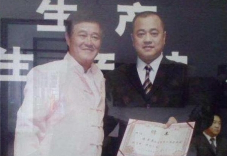 2004年，“刘老根大舞台”落地长春，却因占地事宜与长春当地势力发生纠纷。装修时