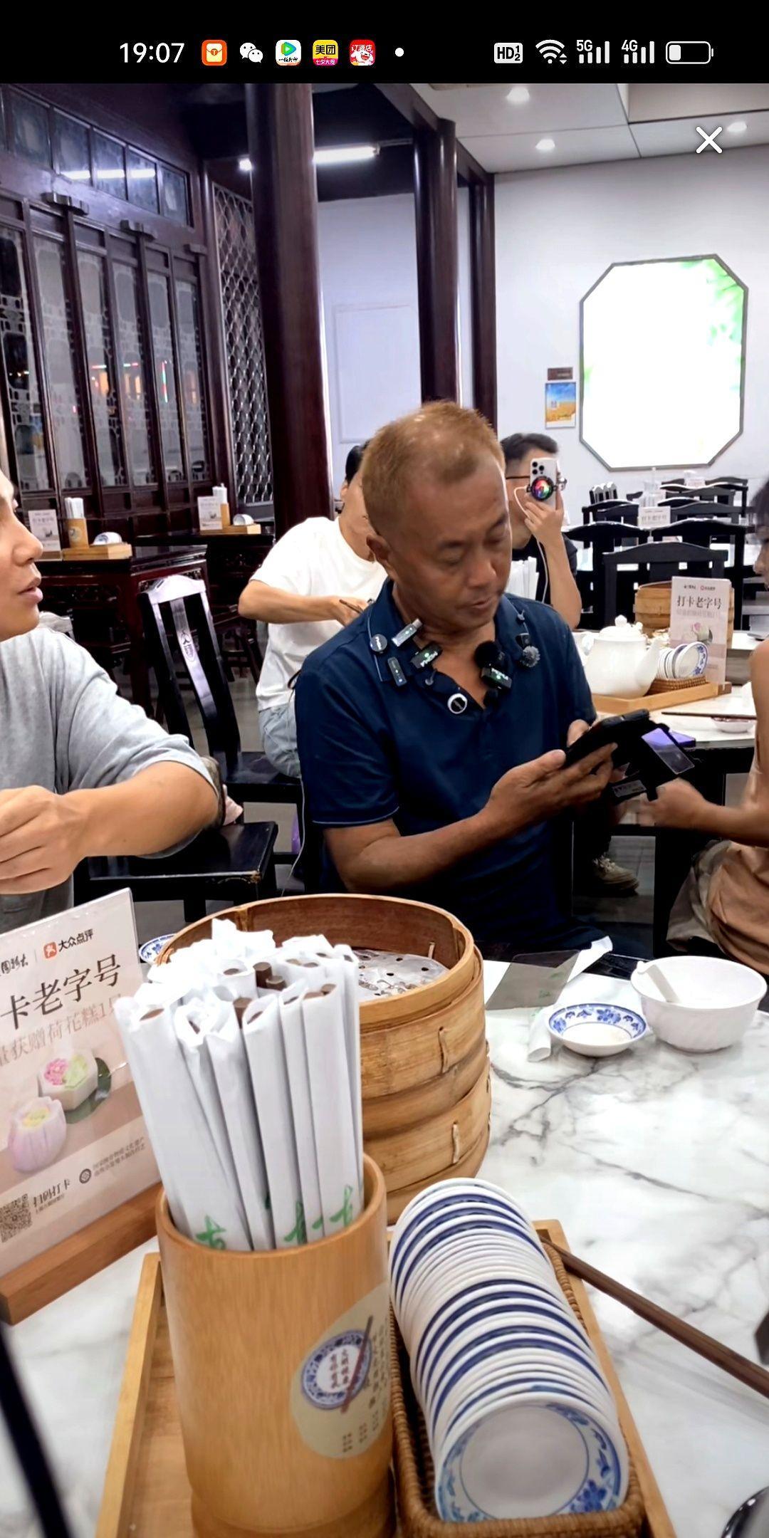 沈巍换个发型都能被人盯着看半天。
一个只想安安静静捡垃圾看书的人，却被流量推到了