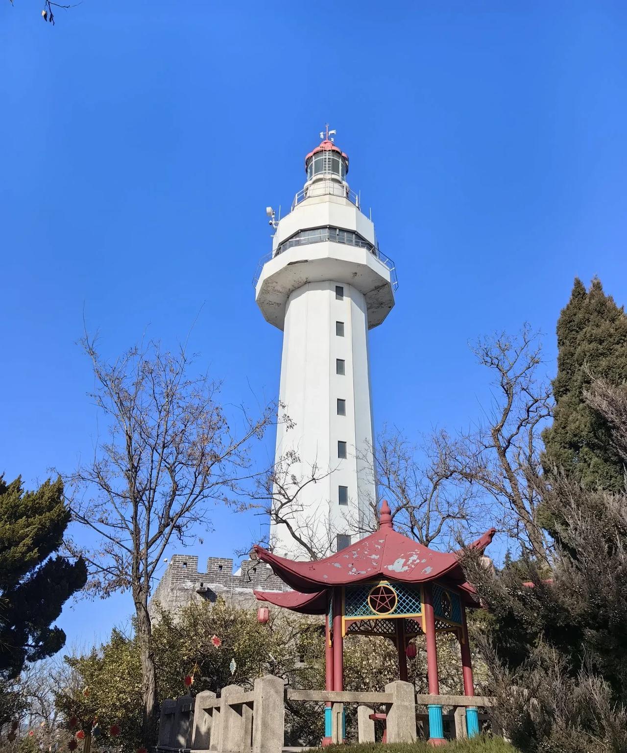 去了一趟青岛，暗自庆幸女儿在烟台考编成功。
朋友老陈住在青岛，他的房子位置、档次