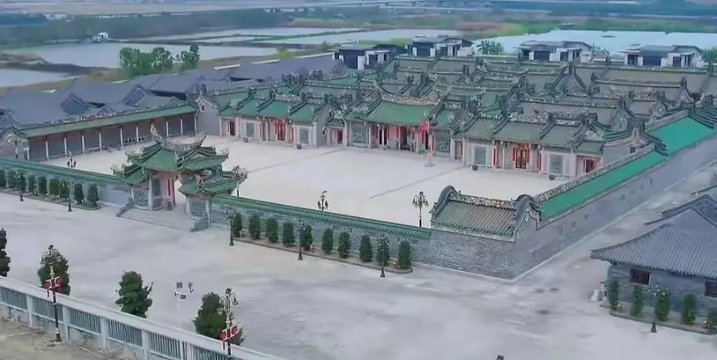 潮汕英之园，拆，不拆两种声音，你支持谁。
甲方支持拆，理由是，没有合法手续，占用