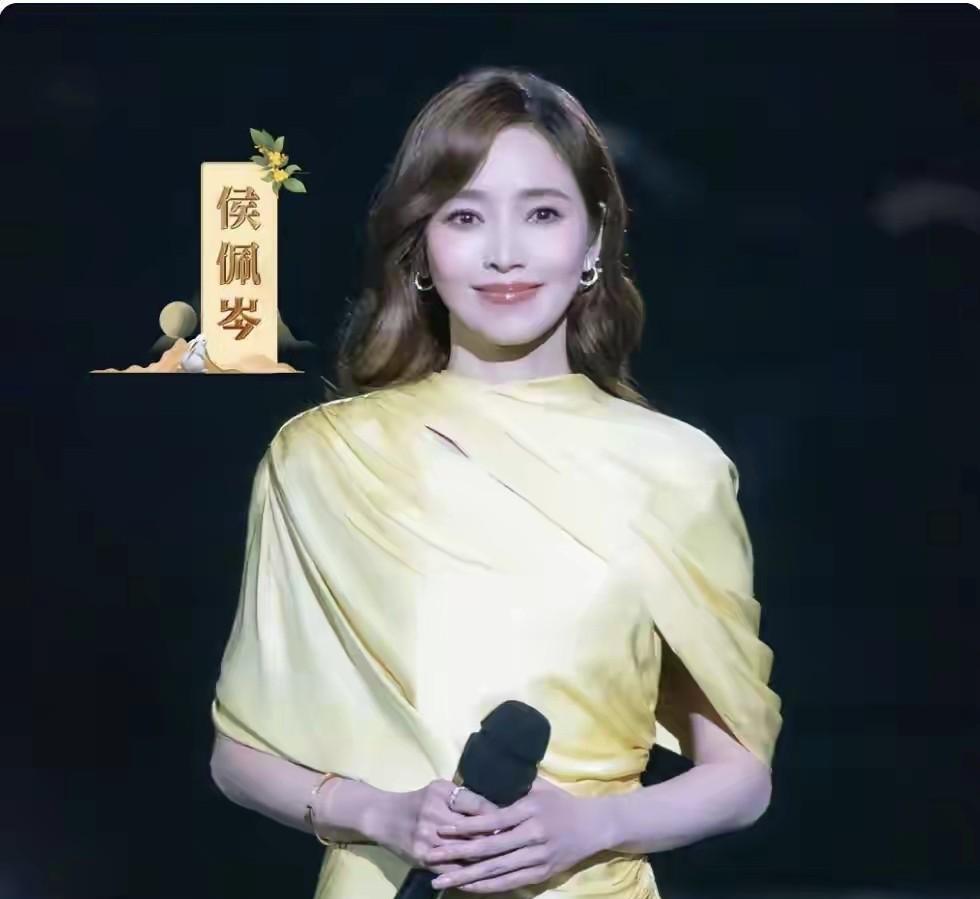 谢娜这次主持央视中秋晚会，从发文就能看出她有多激动。可高兴归高兴，这搭档是气质温
