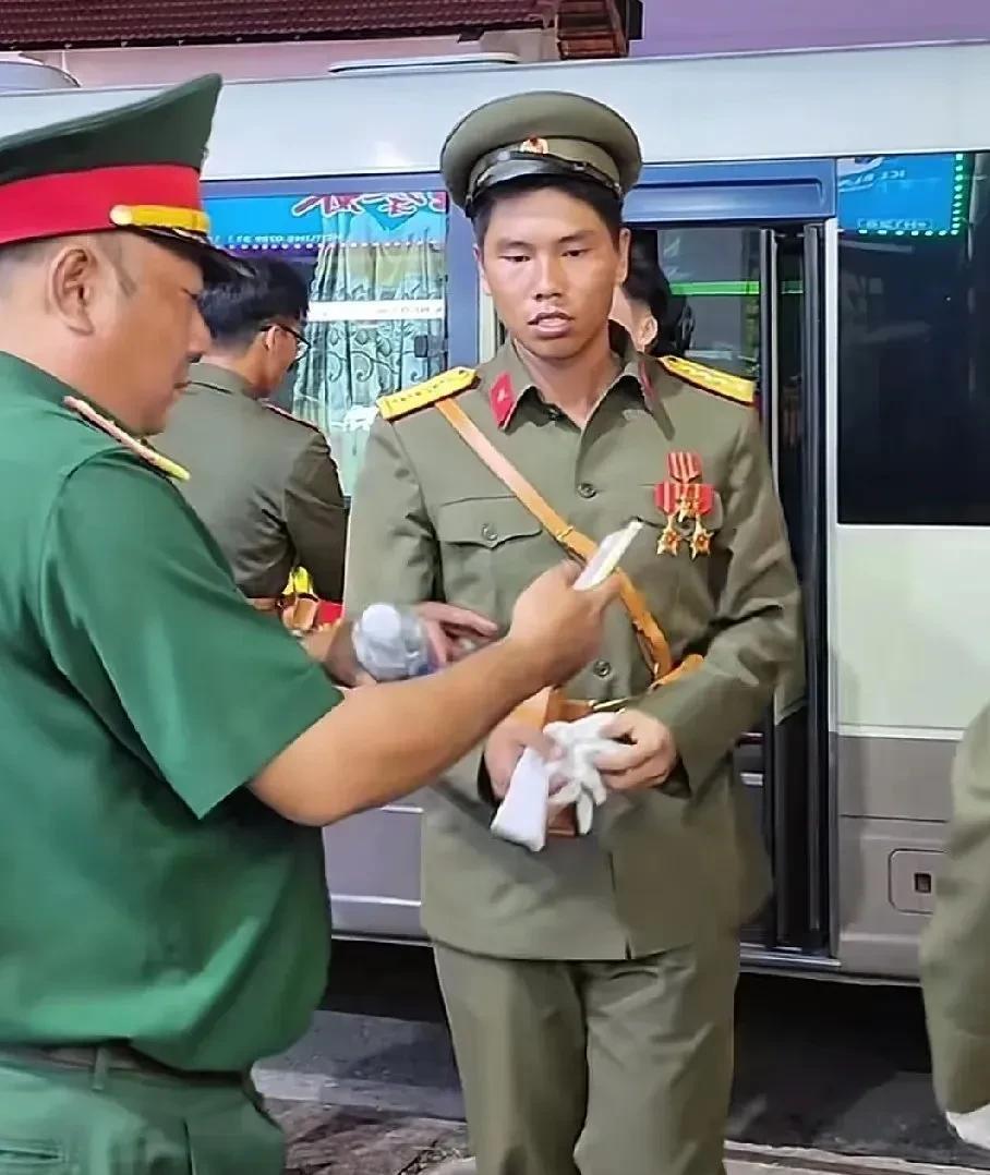 #头号创作者激励计划#原来以前越南军队真的对军官的发型没有什么要求，那简直就是怎