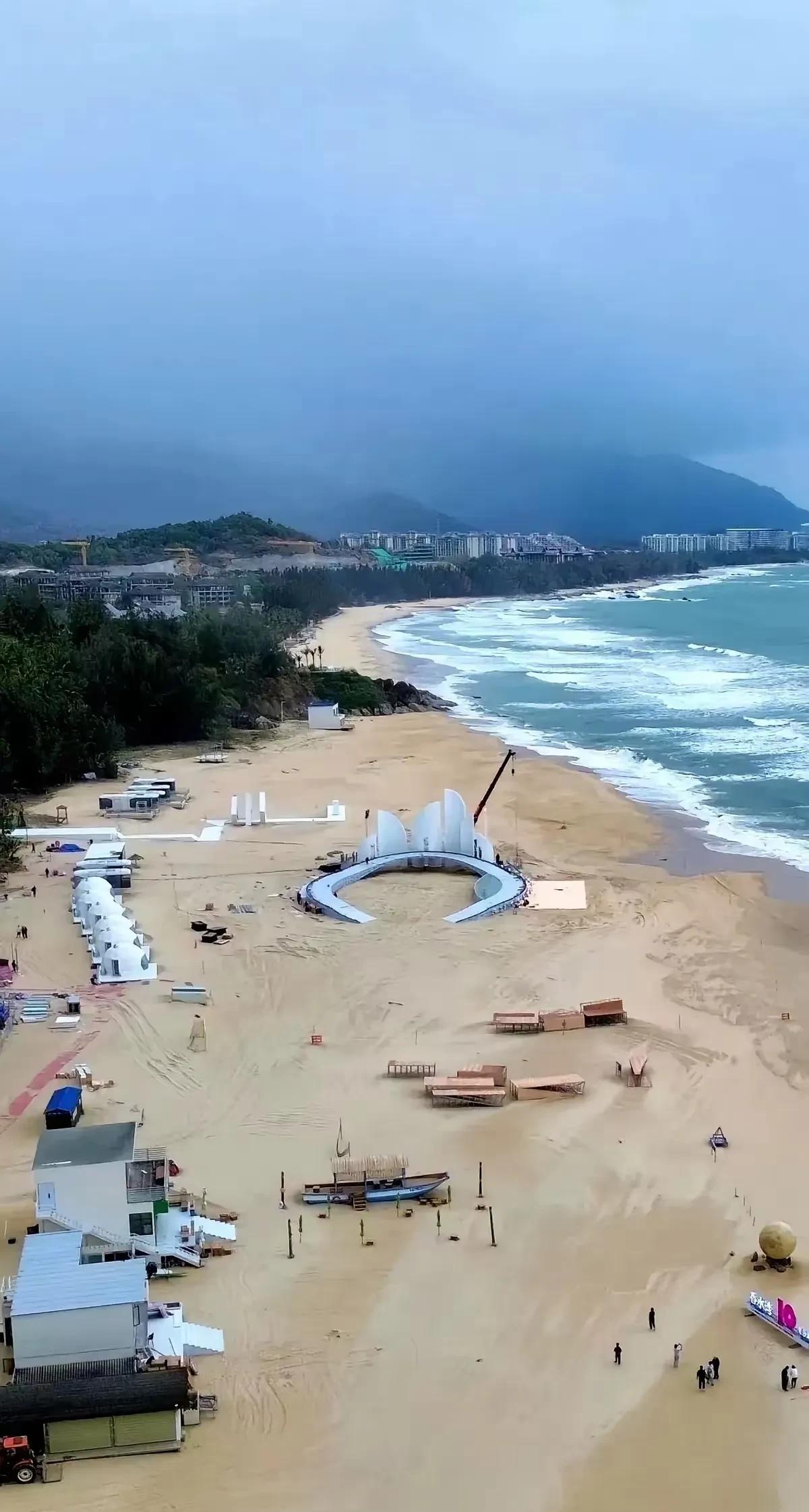 《浪姐》在海南搭建的初舞台已经拆除了，好可惜啊。这是浪姐六期节目以来的第一次户外
